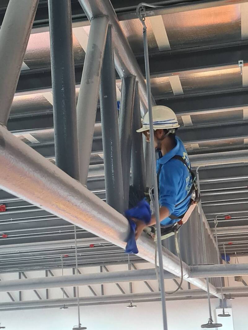 ผลงานทำความสะอาดโรงงาน ปัดหยากไย่โครงหลังคา