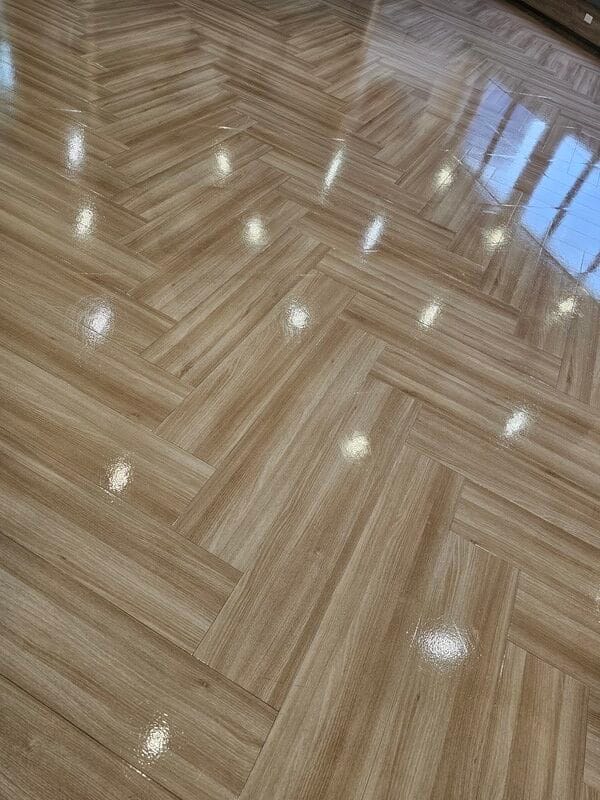 ผลงานลงแว๊กซ์พื้นกระเบื้องยาง ขัดเงาพื้น